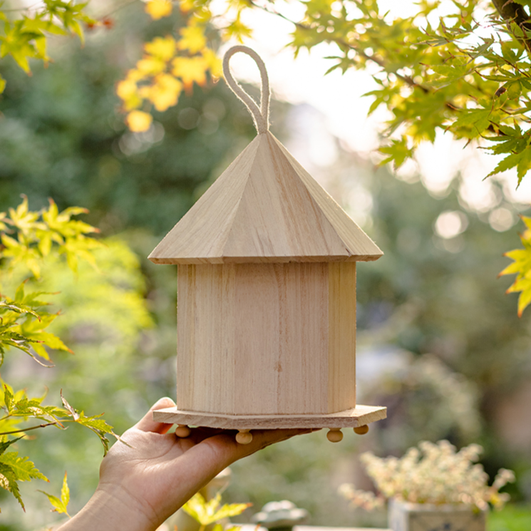 Vogelhäuschen aus natürlichem Massivholz